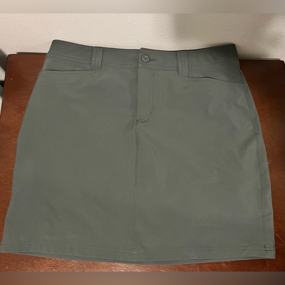 Size 4 Eddie Bauer Skirt with built in spandex shorts
